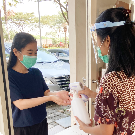 Saat datang, pasien dan dokter harus menggunakan masker, dicek suhu nya, dan dispray desinfektan khusus